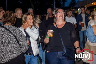 Vrijdagavond vierde Wimmie Bouma in het bij zijn van zijn fans zijn twintig jarig jubileum als zanger op 't Harde. - © NWVFoto.nl