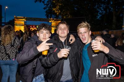 Vrijdagavond vierde Wimmie Bouma in het bij zijn van zijn fans zijn twintig jarig jubileum als zanger op 't Harde. - © NWVFoto.nl