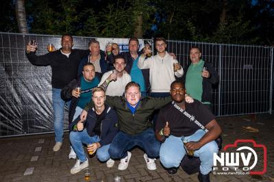 Vrijdagavond vierde Wimmie Bouma in het bij zijn van zijn fans zijn twintig jarig jubileum als zanger op 't Harde. - © NWVFoto.nl