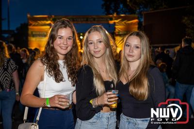 Vrijdagavond vierde Wimmie Bouma in het bij zijn van zijn fans zijn twintig jarig jubileum als zanger op 't Harde. - © NWVFoto.nl