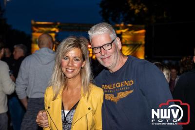 Vrijdagavond vierde Wimmie Bouma in het bij zijn van zijn fans zijn twintig jarig jubileum als zanger op 't Harde. - © NWVFoto.nl