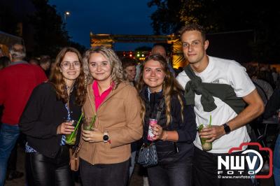 Vrijdagavond vierde Wimmie Bouma in het bij zijn van zijn fans zijn twintig jarig jubileum als zanger op 't Harde. - © NWVFoto.nl