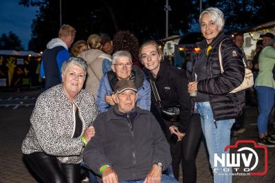 Vrijdagavond vierde Wimmie Bouma in het bij zijn van zijn fans zijn twintig jarig jubileum als zanger op 't Harde. - © NWVFoto.nl