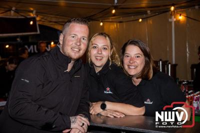 Vrijdagavond vierde Wimmie Bouma in het bij zijn van zijn fans zijn twintig jarig jubileum als zanger op 't Harde. - © NWVFoto.nl