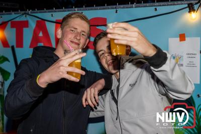 Vrijdagavond vierde Wimmie Bouma in het bij zijn van zijn fans zijn twintig jarig jubileum als zanger op 't Harde. - © NWVFoto.nl