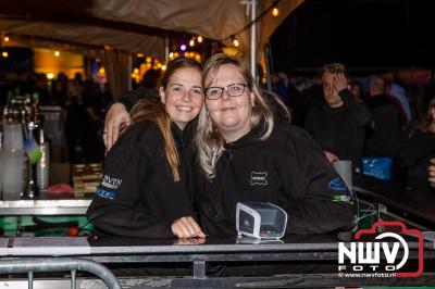 Vrijdagavond vierde Wimmie Bouma in het bij zijn van zijn fans zijn twintig jarig jubileum als zanger op 't Harde. - © NWVFoto.nl