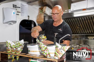 Vrijdagavond vierde Wimmie Bouma in het bij zijn van zijn fans zijn twintig jarig jubileum als zanger op 't Harde. - © NWVFoto.nl