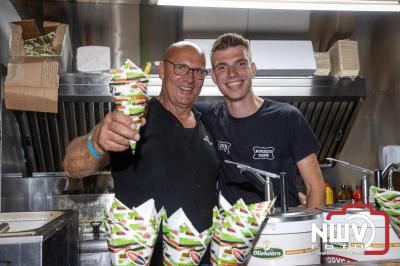 Vrijdagavond vierde Wimmie Bouma in het bij zijn van zijn fans zijn twintig jarig jubileum als zanger op 't Harde. - © NWVFoto.nl