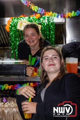 Vrijdagavond vierde Wimmie Bouma in het bij zijn van zijn fans zijn twintig jarig jubileum als zanger op 't Harde. - © NWVFoto.nl