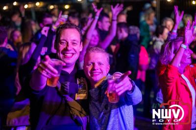 Vrijdagavond vierde Wimmie Bouma in het bij zijn van zijn fans zijn twintig jarig jubileum als zanger op 't Harde. - © NWVFoto.nl