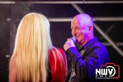 Vrijdagavond vierde Wimmie Bouma in het bij zijn van zijn fans zijn twintig jarig jubileum als zanger op 't Harde. - © NWVFoto.nl