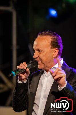 Vrijdagavond vierde Wimmie Bouma in het bij zijn van zijn fans zijn twintig jarig jubileum als zanger op 't Harde. - © NWVFoto.nl