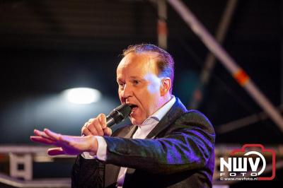 Vrijdagavond vierde Wimmie Bouma in het bij zijn van zijn fans zijn twintig jarig jubileum als zanger op 't Harde. - © NWVFoto.nl