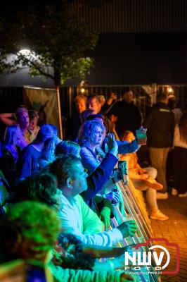 Vrijdagavond vierde Wimmie Bouma in het bij zijn van zijn fans zijn twintig jarig jubileum als zanger op 't Harde. - © NWVFoto.nl