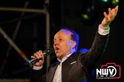 Vrijdagavond vierde Wimmie Bouma in het bij zijn van zijn fans zijn twintig jarig jubileum als zanger op 't Harde. - © NWVFoto.nl