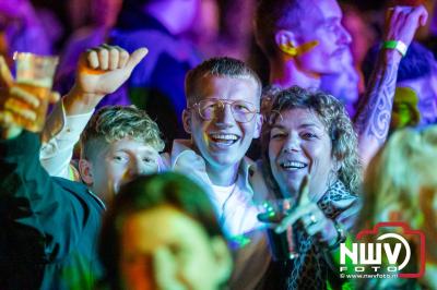 Vrijdagavond vierde Wimmie Bouma in het bij zijn van zijn fans zijn twintig jarig jubileum als zanger op 't Harde. - © NWVFoto.nl