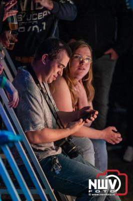 Vrijdagavond vierde Wimmie Bouma in het bij zijn van zijn fans zijn twintig jarig jubileum als zanger op 't Harde. - © NWVFoto.nl