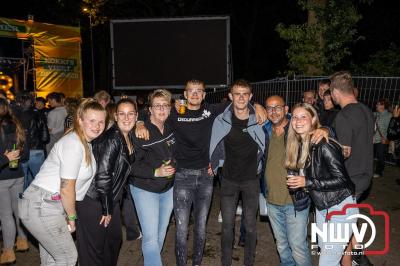 Vrijdagavond vierde Wimmie Bouma in het bij zijn van zijn fans zijn twintig jarig jubileum als zanger op 't Harde. - © NWVFoto.nl