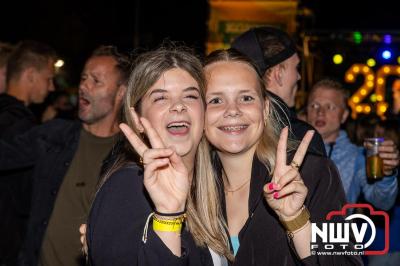 Vrijdagavond vierde Wimmie Bouma in het bij zijn van zijn fans zijn twintig jarig jubileum als zanger op 't Harde. - © NWVFoto.nl