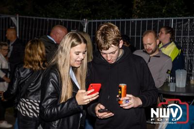 Vrijdagavond vierde Wimmie Bouma in het bij zijn van zijn fans zijn twintig jarig jubileum als zanger op 't Harde. - © NWVFoto.nl