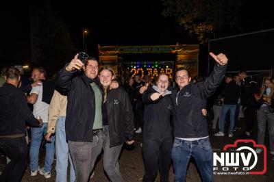 Vrijdagavond vierde Wimmie Bouma in het bij zijn van zijn fans zijn twintig jarig jubileum als zanger op 't Harde. - © NWVFoto.nl