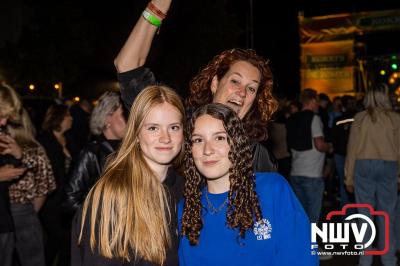 Vrijdagavond vierde Wimmie Bouma in het bij zijn van zijn fans zijn twintig jarig jubileum als zanger op 't Harde. - © NWVFoto.nl