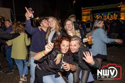 Vrijdagavond vierde Wimmie Bouma in het bij zijn van zijn fans zijn twintig jarig jubileum als zanger op 't Harde. - © NWVFoto.nl