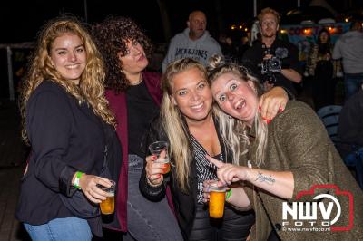 Vrijdagavond vierde Wimmie Bouma in het bij zijn van zijn fans zijn twintig jarig jubileum als zanger op 't Harde. - © NWVFoto.nl