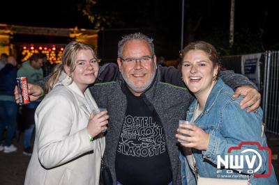 Vrijdagavond vierde Wimmie Bouma in het bij zijn van zijn fans zijn twintig jarig jubileum als zanger op 't Harde. - © NWVFoto.nl