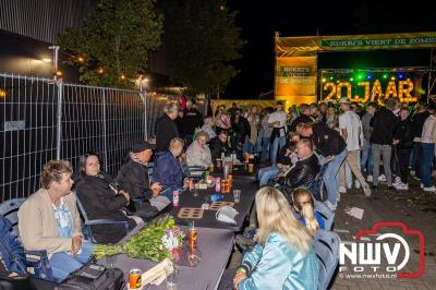 Vrijdagavond vierde Wimmie Bouma in het bij zijn van zijn fans zijn twintig jarig jubileum als zanger op 't Harde. - © NWVFoto.nl