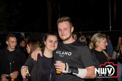 Vrijdagavond vierde Wimmie Bouma in het bij zijn van zijn fans zijn twintig jarig jubileum als zanger op 't Harde. - © NWVFoto.nl