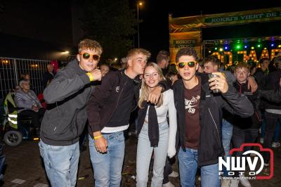 Vrijdagavond vierde Wimmie Bouma in het bij zijn van zijn fans zijn twintig jarig jubileum als zanger op 't Harde. - © NWVFoto.nl