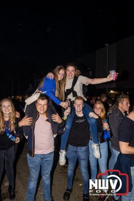 Vrijdagavond vierde Wimmie Bouma in het bij zijn van zijn fans zijn twintig jarig jubileum als zanger op 't Harde. - © NWVFoto.nl