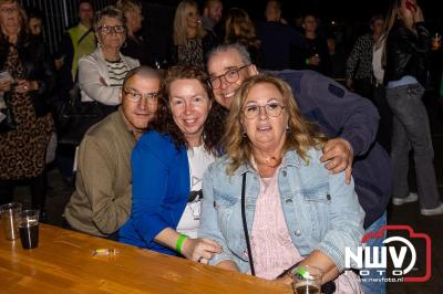 Vrijdagavond vierde Wimmie Bouma in het bij zijn van zijn fans zijn twintig jarig jubileum als zanger op 't Harde. - © NWVFoto.nl