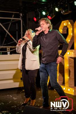 Vrijdagavond vierde Wimmie Bouma in het bij zijn van zijn fans zijn twintig jarig jubileum als zanger op 't Harde. - © NWVFoto.nl