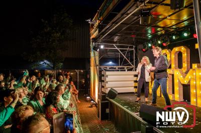 Vrijdagavond vierde Wimmie Bouma in het bij zijn van zijn fans zijn twintig jarig jubileum als zanger op 't Harde. - © NWVFoto.nl