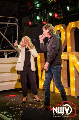 Vrijdagavond vierde Wimmie Bouma in het bij zijn van zijn fans zijn twintig jarig jubileum als zanger op 't Harde. - © NWVFoto.nl