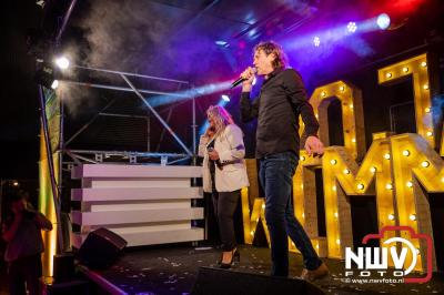 Vrijdagavond vierde Wimmie Bouma in het bij zijn van zijn fans zijn twintig jarig jubileum als zanger op 't Harde. - © NWVFoto.nl