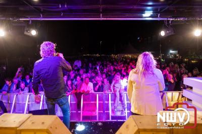 Vrijdagavond vierde Wimmie Bouma in het bij zijn van zijn fans zijn twintig jarig jubileum als zanger op 't Harde. - © NWVFoto.nl