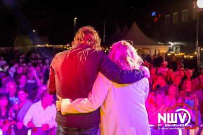 Vrijdagavond vierde Wimmie Bouma in het bij zijn van zijn fans zijn twintig jarig jubileum als zanger op 't Harde. - © NWVFoto.nl