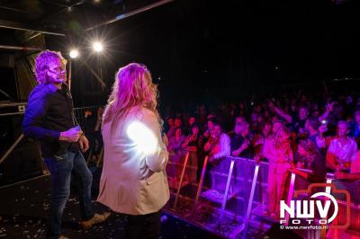 Vrijdagavond vierde Wimmie Bouma in het bij zijn van zijn fans zijn twintig jarig jubileum als zanger op 't Harde. - © NWVFoto.nl