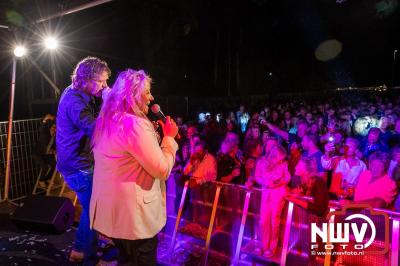 Vrijdagavond vierde Wimmie Bouma in het bij zijn van zijn fans zijn twintig jarig jubileum als zanger op 't Harde. - © NWVFoto.nl