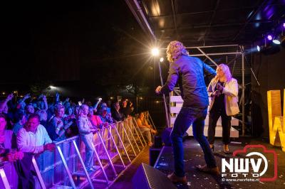 Vrijdagavond vierde Wimmie Bouma in het bij zijn van zijn fans zijn twintig jarig jubileum als zanger op 't Harde. - © NWVFoto.nl