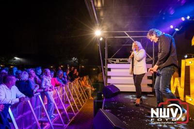 Vrijdagavond vierde Wimmie Bouma in het bij zijn van zijn fans zijn twintig jarig jubileum als zanger op 't Harde. - © NWVFoto.nl