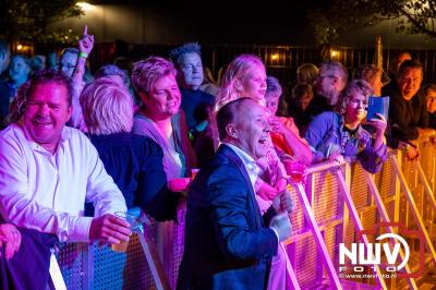 Vrijdagavond vierde Wimmie Bouma in het bij zijn van zijn fans zijn twintig jarig jubileum als zanger op 't Harde. - © NWVFoto.nl