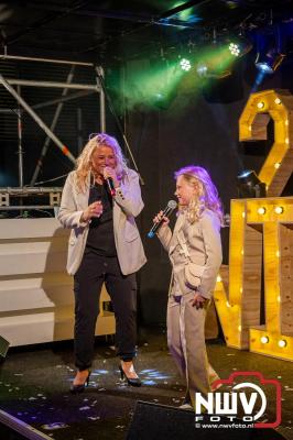 Vrijdagavond vierde Wimmie Bouma in het bij zijn van zijn fans zijn twintig jarig jubileum als zanger op 't Harde. - © NWVFoto.nl