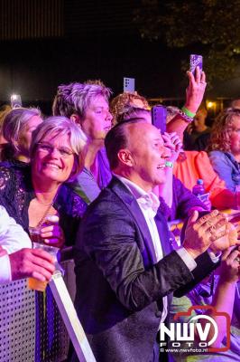 Vrijdagavond vierde Wimmie Bouma in het bij zijn van zijn fans zijn twintig jarig jubileum als zanger op 't Harde. - © NWVFoto.nl