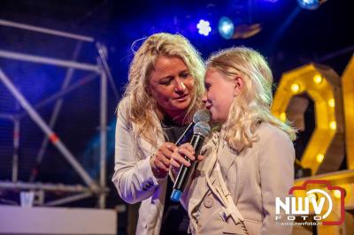 Vrijdagavond vierde Wimmie Bouma in het bij zijn van zijn fans zijn twintig jarig jubileum als zanger op 't Harde. - © NWVFoto.nl