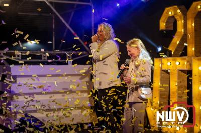 Vrijdagavond vierde Wimmie Bouma in het bij zijn van zijn fans zijn twintig jarig jubileum als zanger op 't Harde. - © NWVFoto.nl