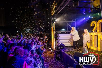 Vrijdagavond vierde Wimmie Bouma in het bij zijn van zijn fans zijn twintig jarig jubileum als zanger op 't Harde. - © NWVFoto.nl